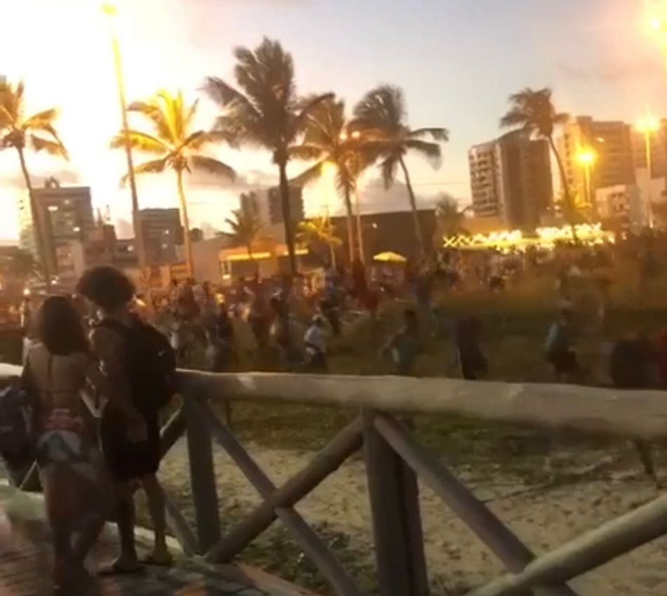 Aglomeracao causa correria e assusta turistas na Orla da Atalaia