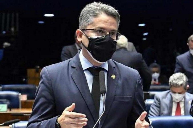 Alessandro Vieira pede convocacao de ex mulher de Bolsonaro para depor na CPI