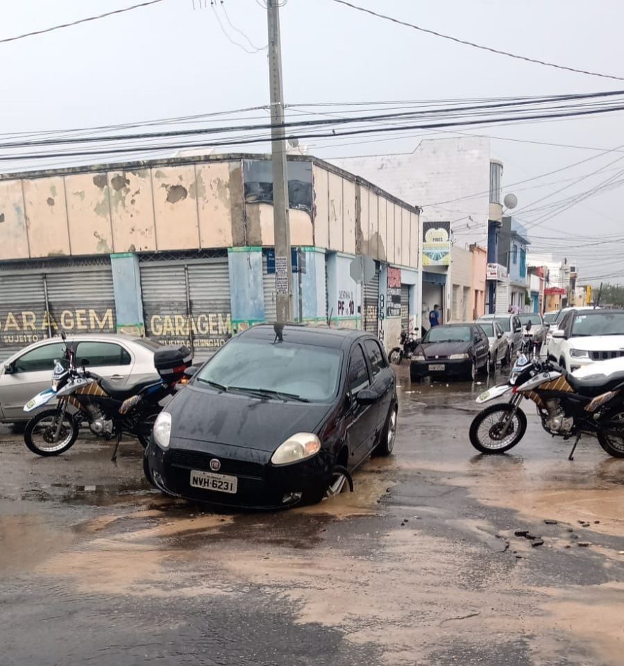 Asfalto cede e causa acidente no Centro de Aracaju