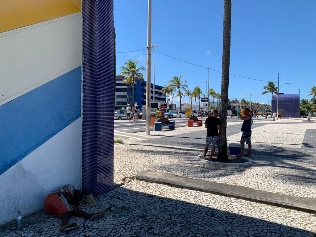 Bolsonaristas se concentram nos Arcos da Orla de Atalaia em Aracaju negro dorme na sombra ao relento