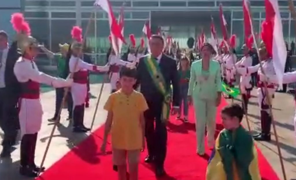 Bolsonaro desfila de Rolls Royce ao lado de primeira dama em cerimonia de hasteamento da bandeira veja video