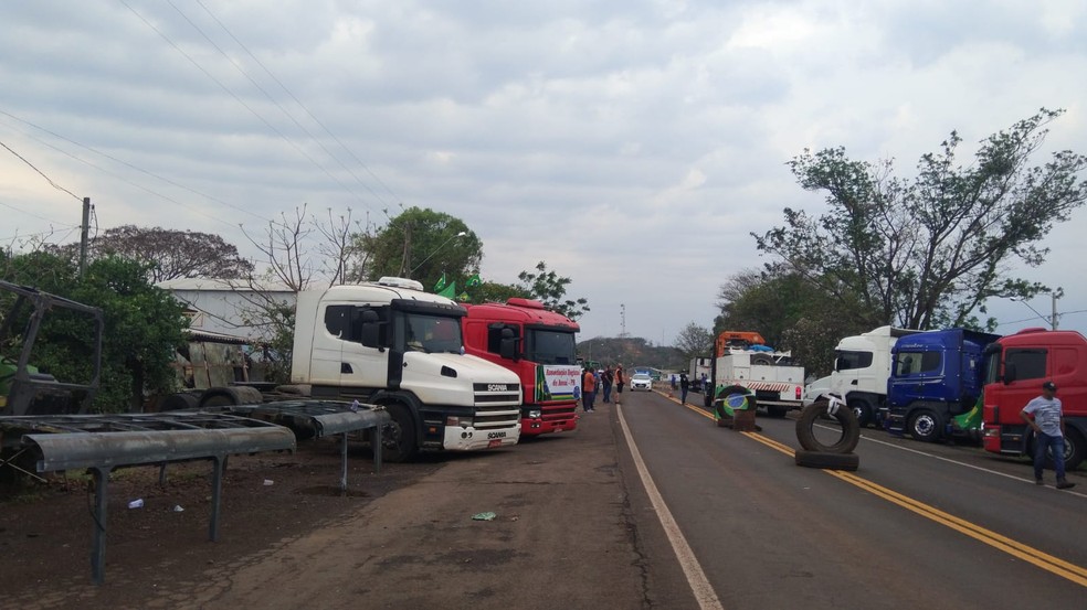 Bolsonaro diz que manifestacao dos caminhoneiros atrapalha economia e pede liberacao das vias