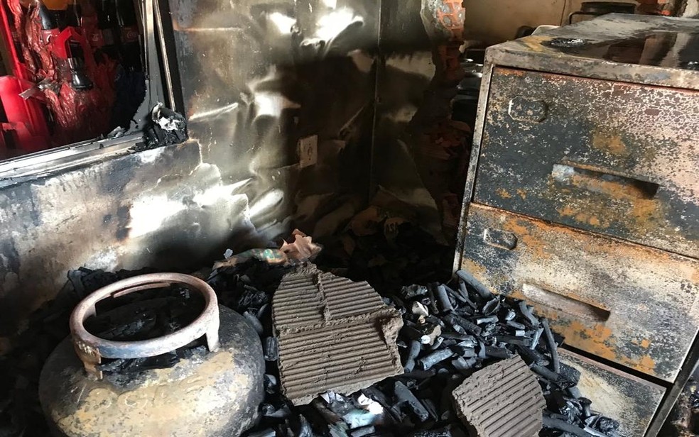 Bombeiros iniciam pericia em mercearia atingida por incendio que deixou gemeos mortos em Gararu