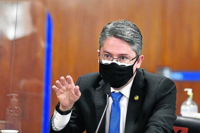 CPI aprova requerimento de Alessandro Vieira para convocacao de ex mulher de Bolsonaro