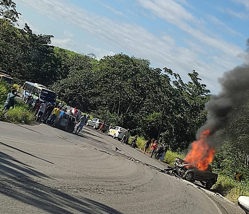 Carro incendeia apos colisao na BR 235 em Areia Branca veja video2