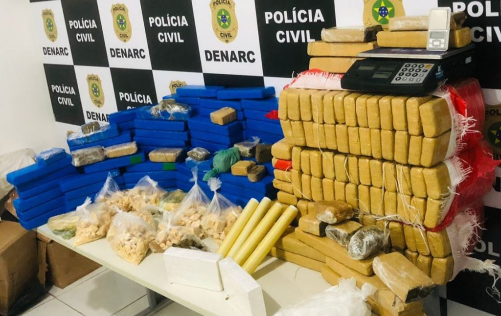 Cerca de 200 kg de drogas sao apreendidos e duas pessoas sao presas no Siqueira Campos