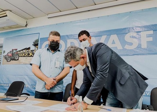 Codevasf e Rogerio Carvalho assinam ordem de servico para obras de infrainstrutura para 13 municipios sergipanos