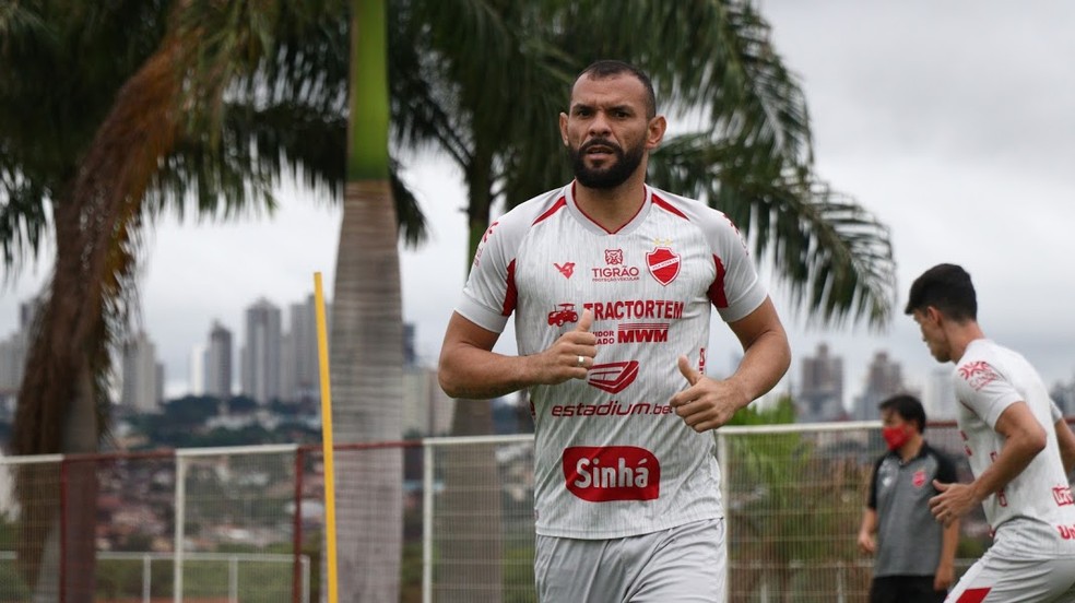 Confianca anuncia contratacao do zagueiro Adalberto para sequencia da serie B
