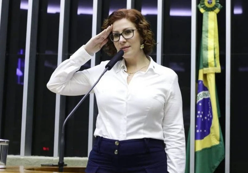 Deputada Carla Zambelli e intimada a depor a PF por determinacao de Moraes
