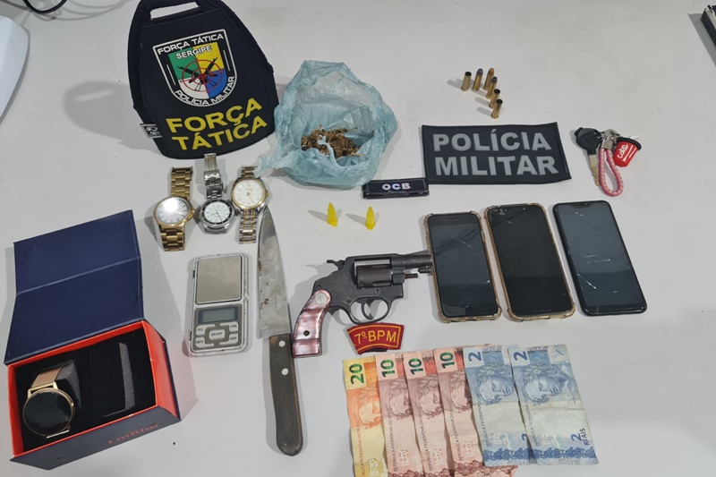 Dois suspeitos de trafico de drogas e porte ilegal de arma sao presos na Rodovia SE 170