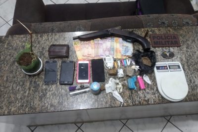 Em confronto com policia suspeito de trafico morre mulher e presa e adolescentes apreendidos em Gloria