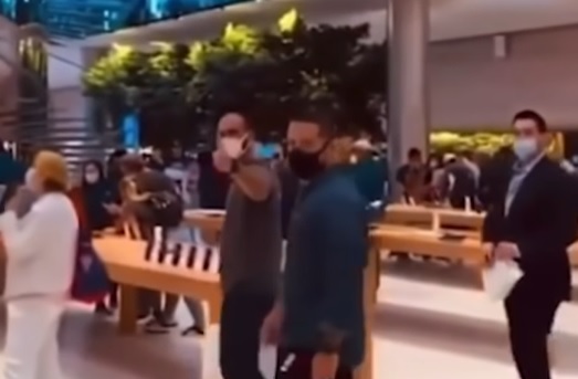 Filho do presidente deputado Eduardo Bolsonaro e vaiado em loja da Apple em Nova York