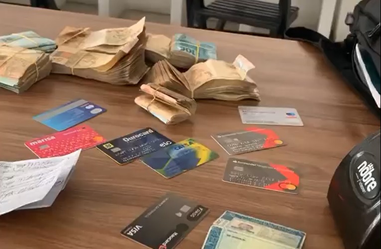 Garcom encontra mais de R 200 mil em sacola e devolve a cliente em Estancia