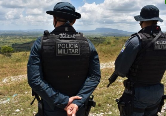Homem e preso por agredir a propria mae em Amparo de Sao Francisco