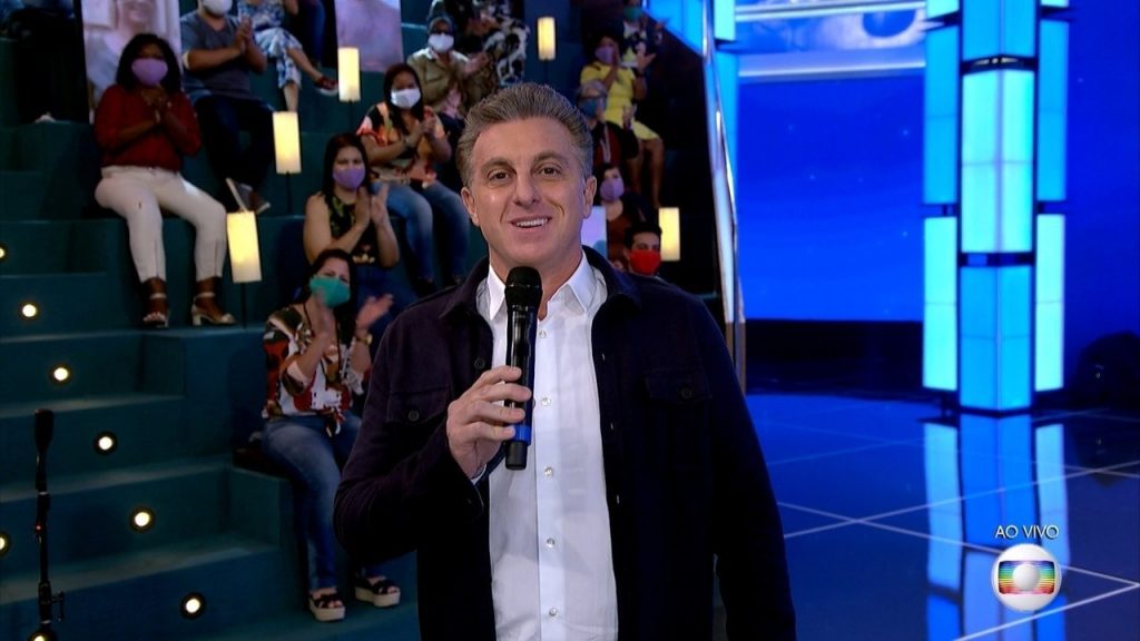 Huck brinca em estreia no Domingao Quase entrei no palco de cueca