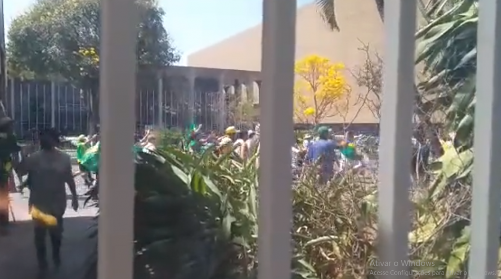 Manifestantes bolsonaristas tentam invadir Ministerio da Saude nesta quarta 8