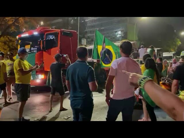 Manifestantes pro Bolsonaro furam bloqueio policial e ameacam invadir STF nesta terca 7 veja video