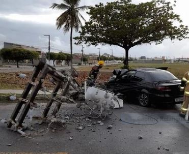 Motorista com sinais de embriaguez perde controle do veiculo e colide em poste na Barra dos Coqueiros