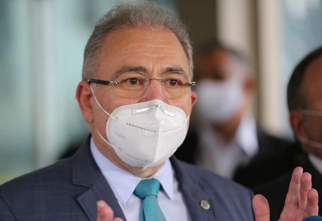 Nova recomendacao do Ministerio da Saude retira intervalo entre vacina contra a gripe e da covid 19