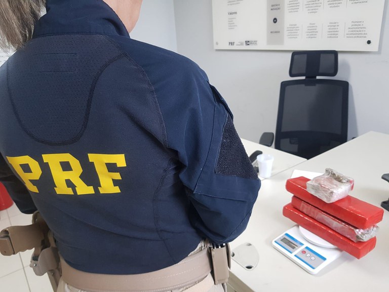 PRF apreende mais de 2kg de maconha escondido em carro na BR 235