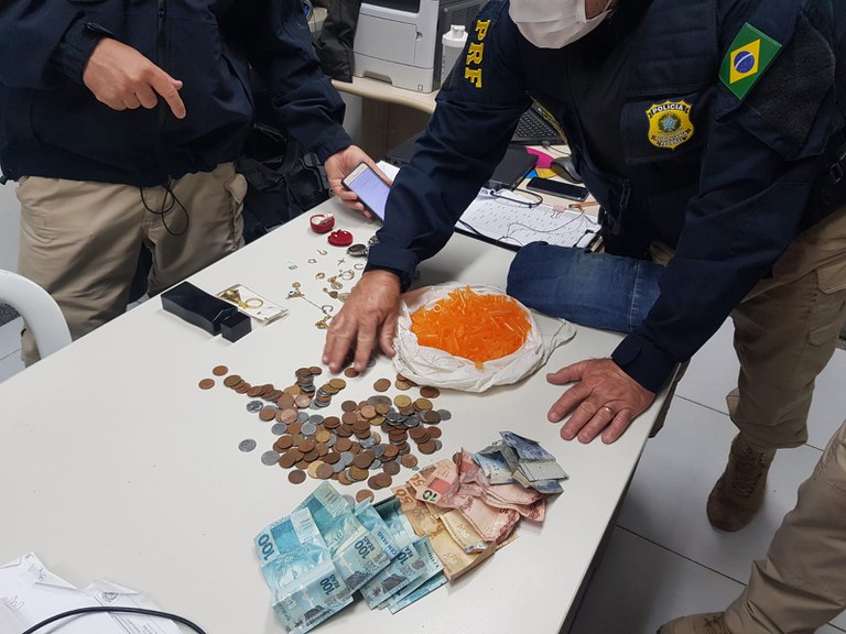 PRF detem suspeitos de furto e trafico de drogas em Areia Branca