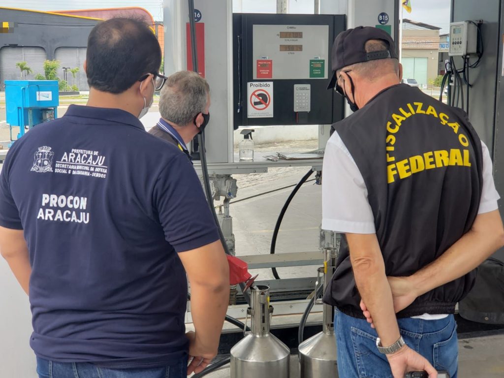Procon Aracaju e ITPS apuram denuncias em posto de combustivel
