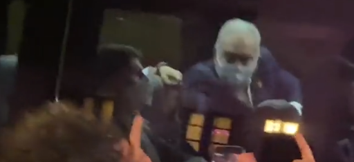 Queiroga se irrita com manifestacao e faz gesto obsceno em Nova Iorque veja video
