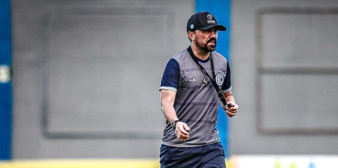 Regularidade Sem perder a tres rodadas Luizinho Lopes ve evolucao do Confianca na serie B