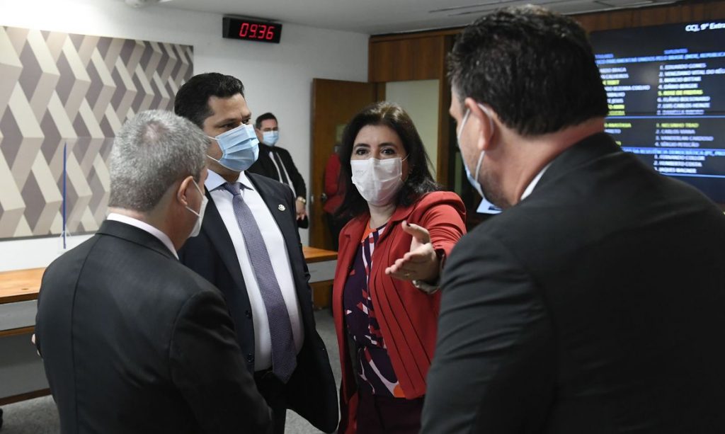 Sem coligacoes Comissao do Senado aprova PEC da reforma eleitoral