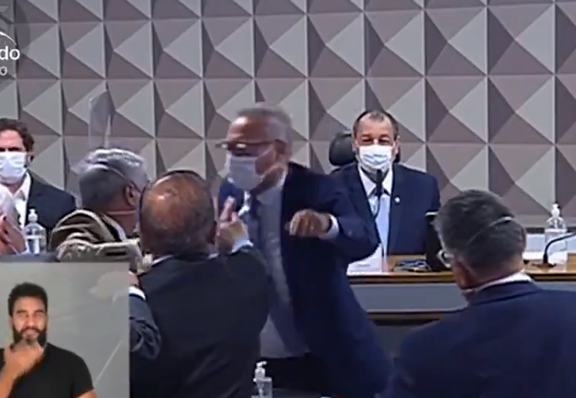 Senadores se ofendem e quase trocam socos na CPI da Covid veja video