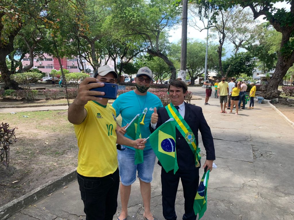 Sosia sergipano de Bolsonaro participa de ato na praca da Bandeira em Aracaju