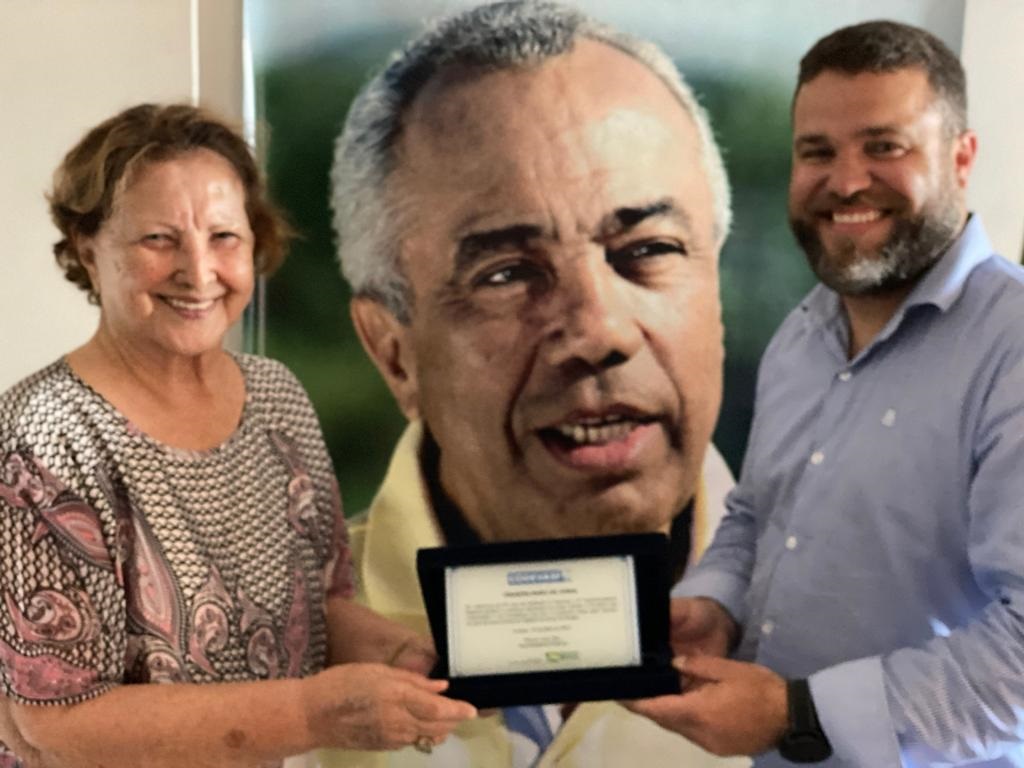 Superintendente da Codevasf entrega placa de agradecimento a senadora Maria do Carmo