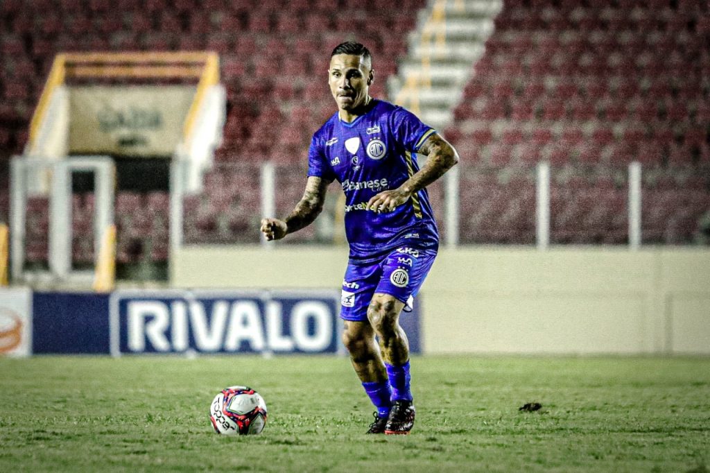 Volante Bruno Sena e suspenso por doping e e afastado das atividades no Confianca