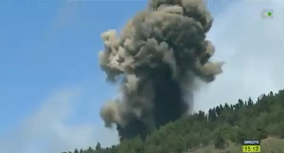 Vulcao Cumbre Vieja volta a lancar cinzas e fumaca lava se aproxima do mar