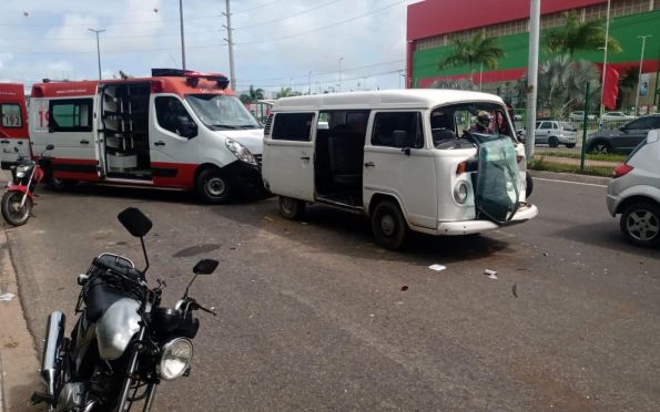 Acidente com três veículos deixa um ferido na avenida Tancredo Neves em Aracaju 1 Acidente com tres veiculos deixa um ferido na avenida Tancredo Neves em Aracaju