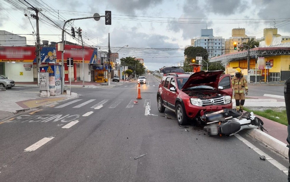Acidente de transito deixa duas pessoas feridas em Aracaju