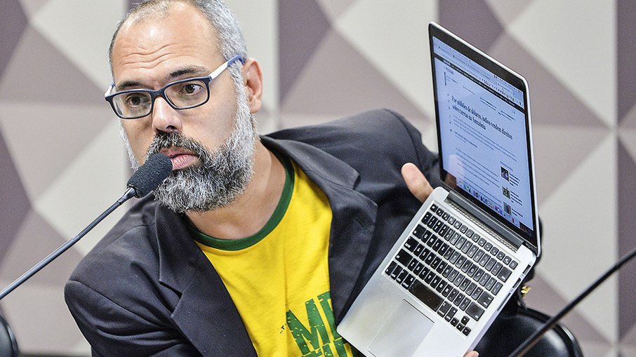 Alexandre de Moraes determina prisao preventiva e extradicao de blogueiro bolsonarista