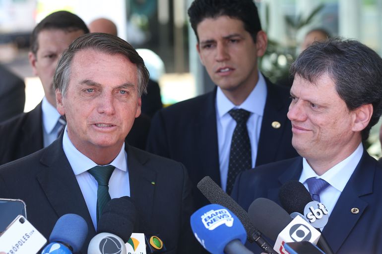 Aliados sugerem que Bolsonaro faca ato patriotico desista de reeleicao e lance Tarcisio diz colunista