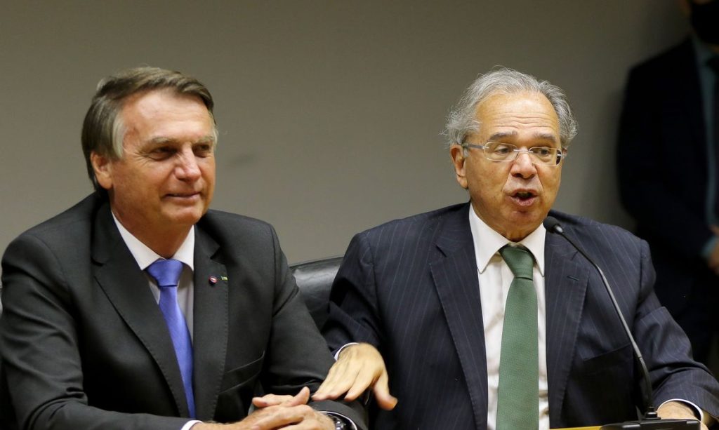Apos rumores de demissao Bolsonaro diz que Guedes permanece como ministro da Economia