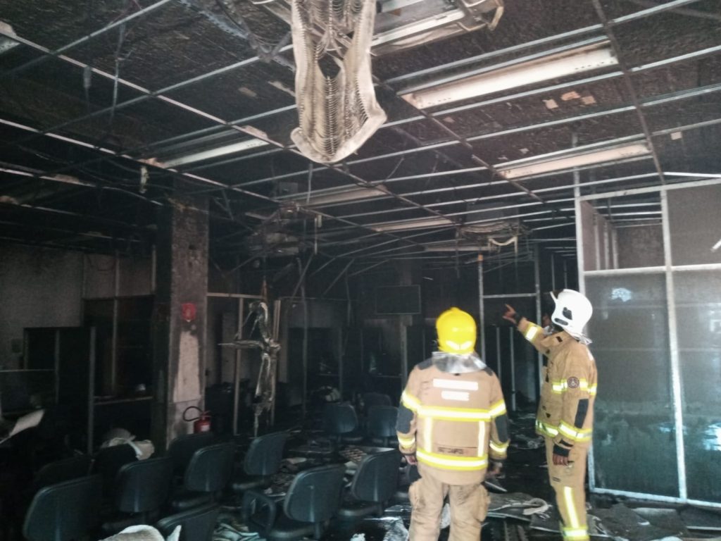 Bombeiros controlam incendio em agencia do Banese no Conjunto Augusto Franco