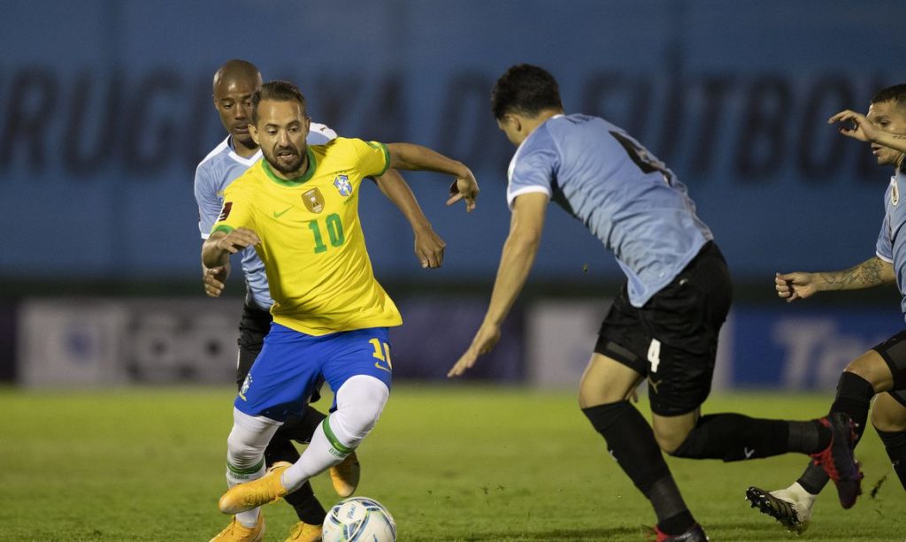 Brasil enfrenta Uruguai buscando virtual classificacao para Copa do Mundo
