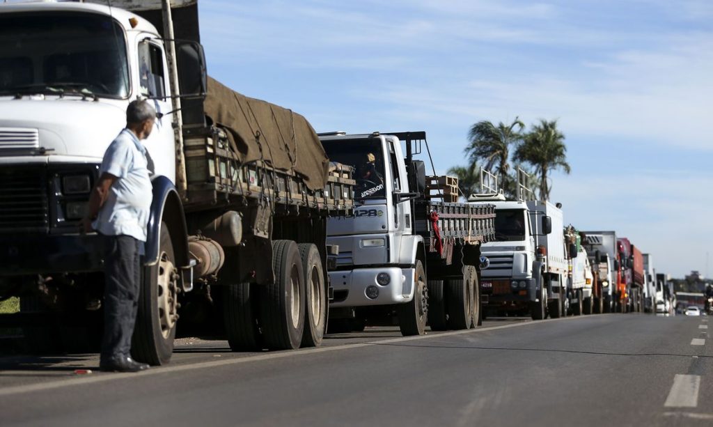 Caminhoneiros podem parar atividades em todo Brasil em novembro