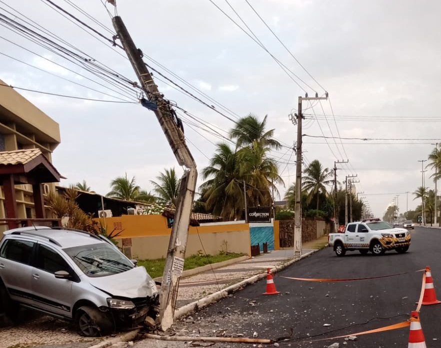 Carro colide com poste na Avenida Santos Dumont e deixa transito lento na regiao da Orla