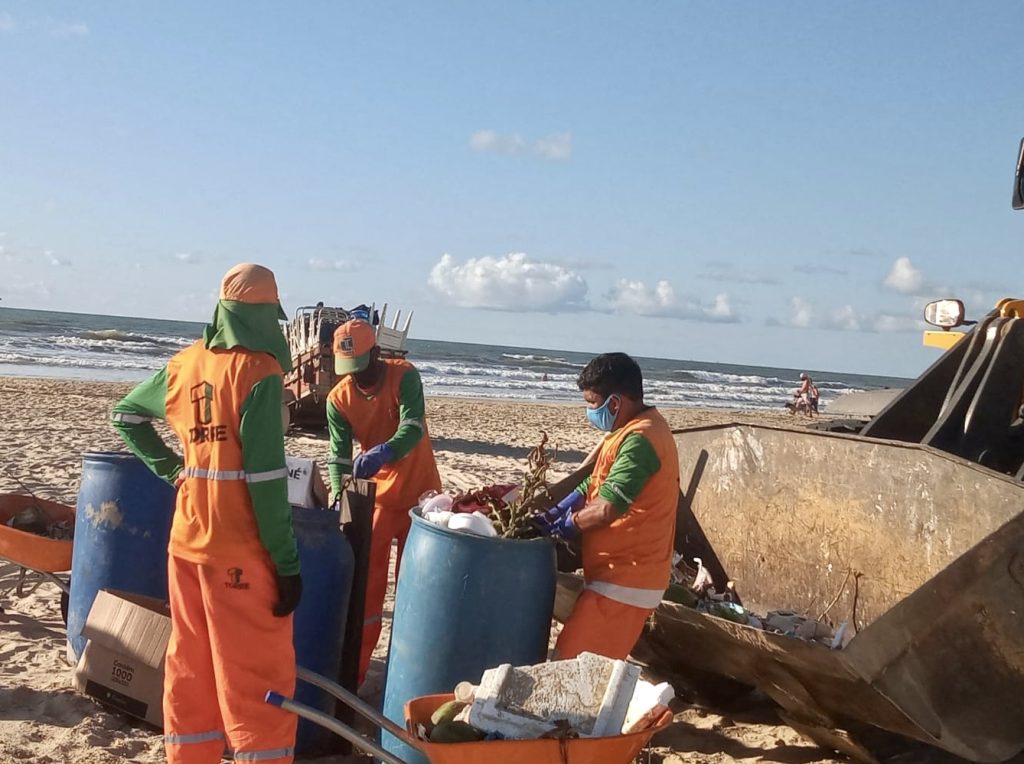 Cerca de 25 toneladas de lixo sao recolhidas das praias de Aracaju