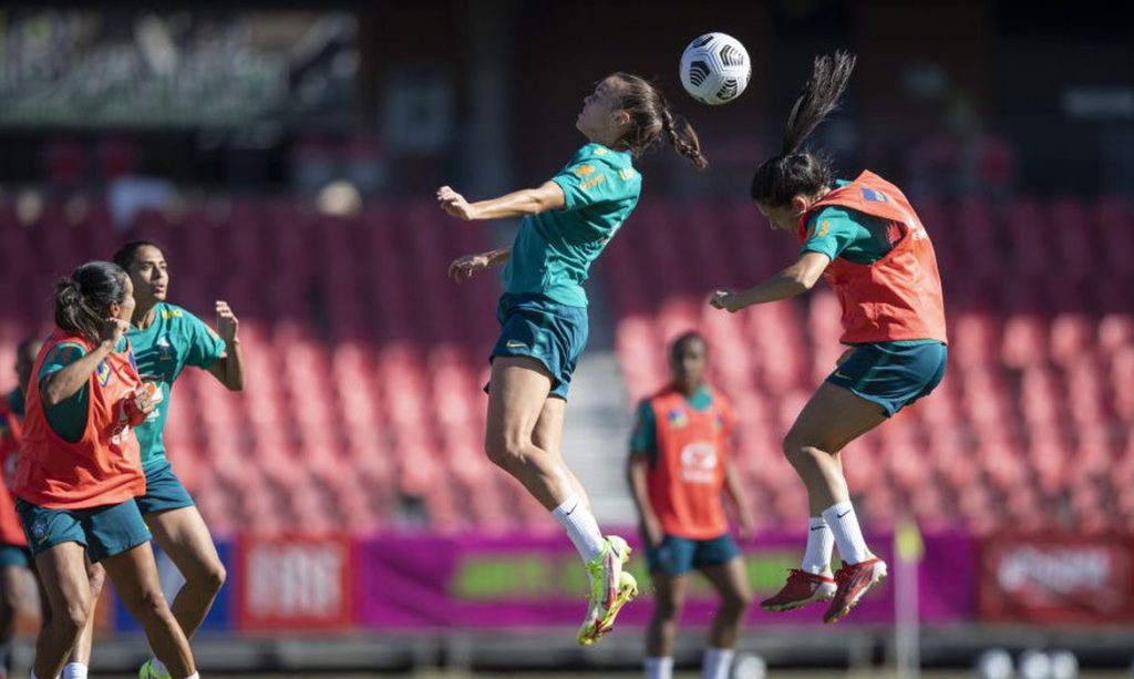 Com selecao feminina completa Pia comanda 1o treino visando partida deste sabado 23