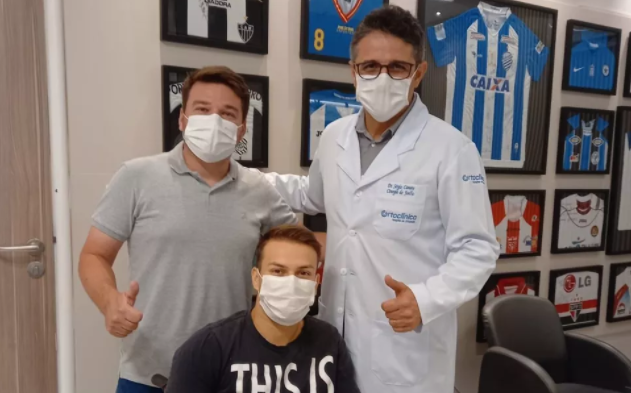 Confianca Jhemerson e operado de lesao no joelho e desfalca time por ate 9 meses