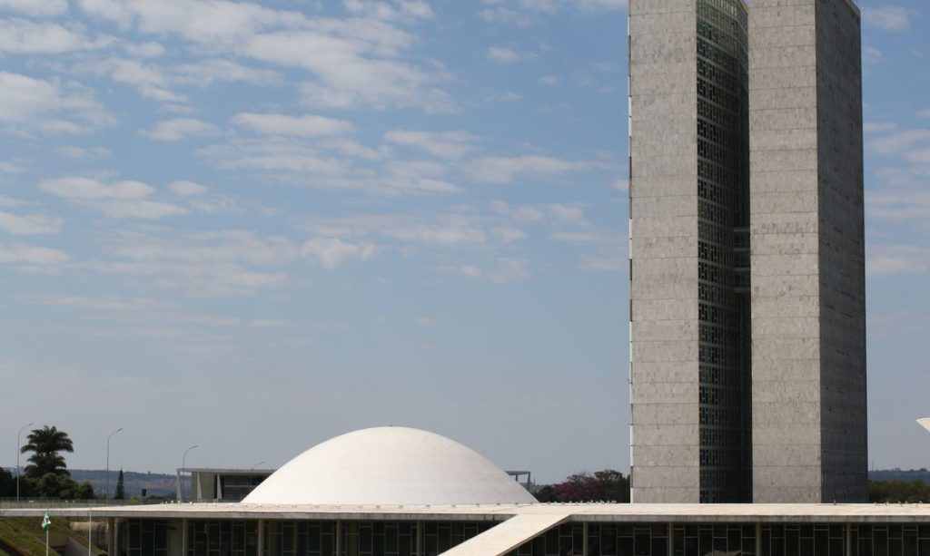 Congresso prorroga prazo de MP que cria o Auxilio Brasil