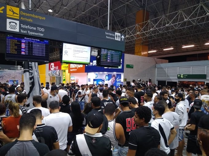 Delegacao do Vasco desembarca no aeroporto de Aracaju em meio a uma multidao de torcedores veja video2