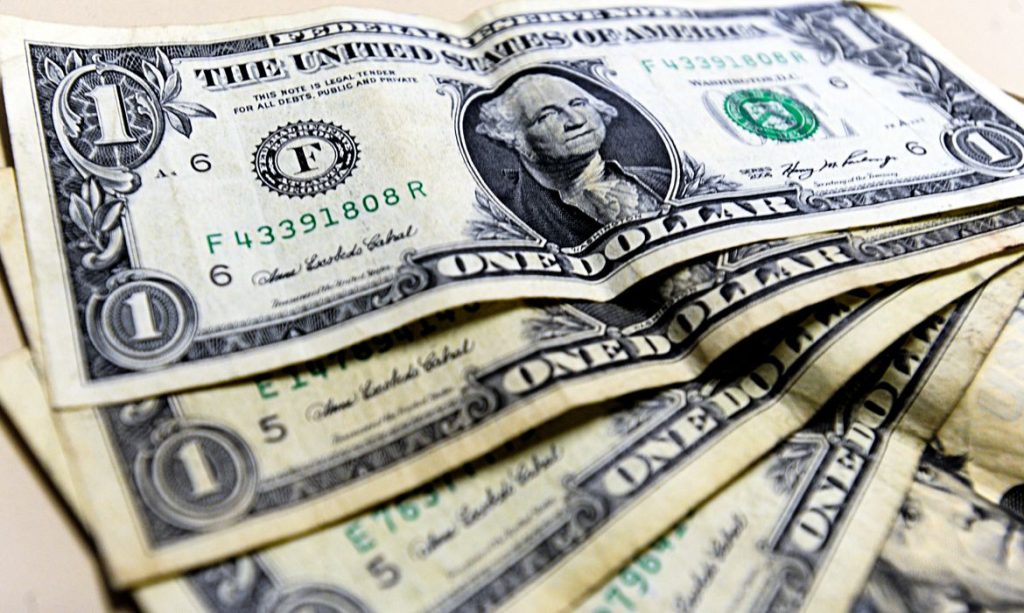 Dolar fecha com maior alta desde abril custando R 5537