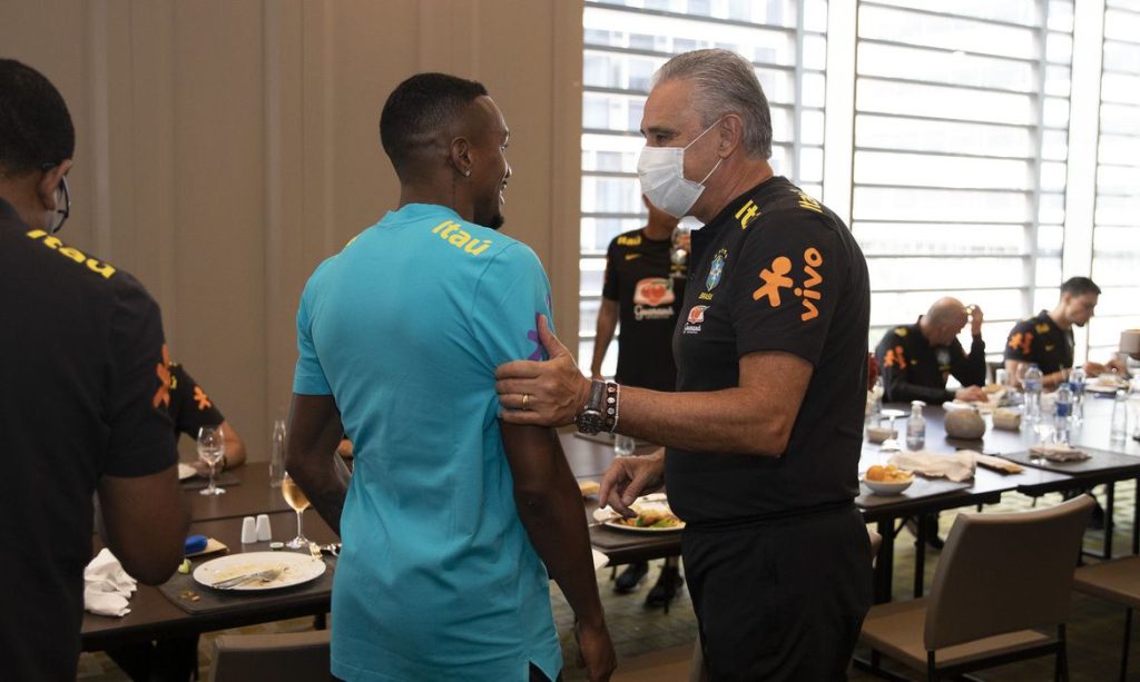 Eliminatorias Jogadores que atuam no Brasil se juntam a selecao em Bogota